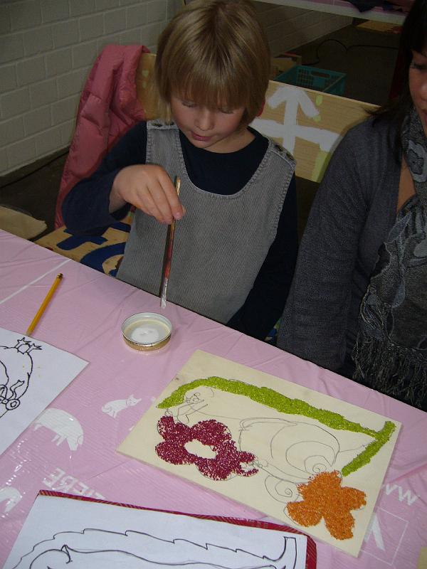Muenster 2008 549.jpg - Basteln am Bastelstand in der Jugendabteilung